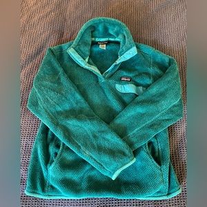 Patagonia snap t fleece in great condition!! Worn a handful of times. Very warm!